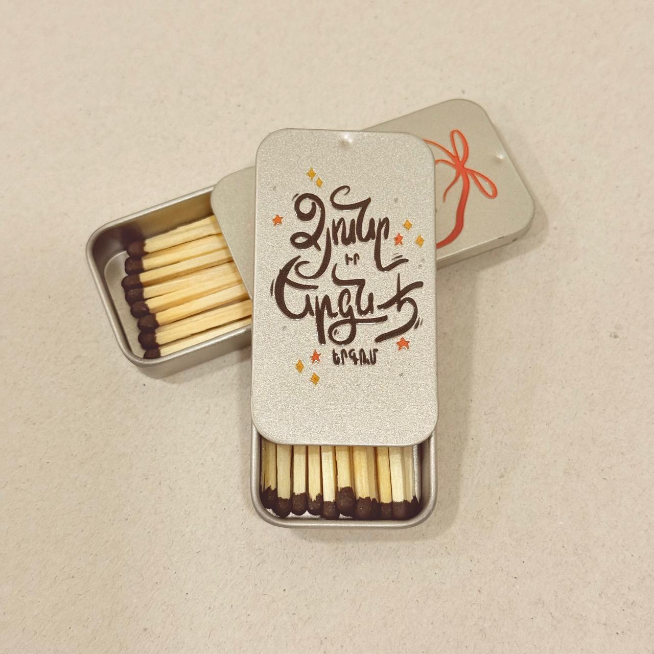 Candles in a metal container - The snow is singing